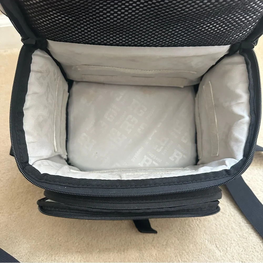 Sleek Black Messenger Bag for Everyday Use